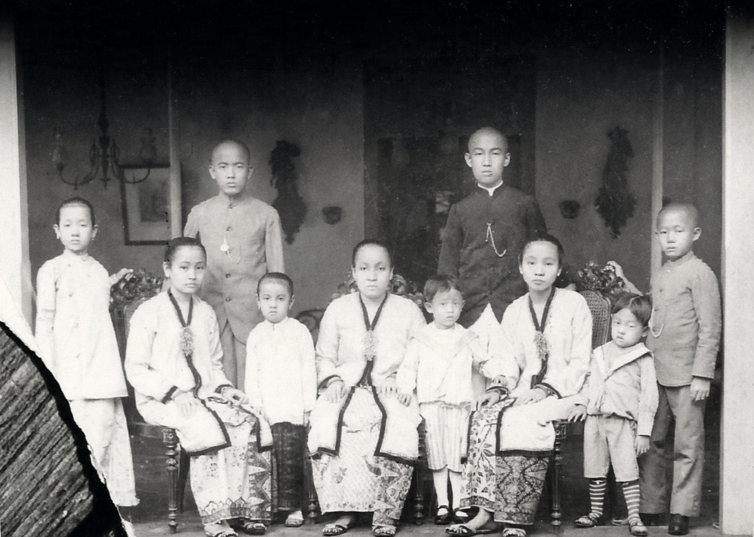 Familie Oey uit Sukabumi, eind 19e eeuw. Uit de collectie van dhr. Tan Eng Swie