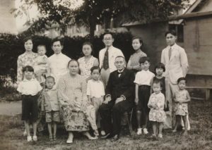 Chinese family in various styles of clothing Kuala Simpang, 1936 KITLV 9080