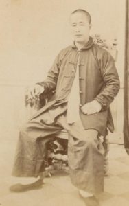 ‘Baju tui khim’ met een kraag in westerse stijl en een ‘celana komprang’. Java 1870. KITLV 100948