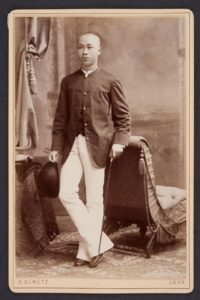 Portret van Oei Tiong Ham (1866-1924), Java 1887. ‘Amek Gambar’ tentoonstelling 5 mei 2018 – 3 februari 2019, Peranakan Museum Singapore.