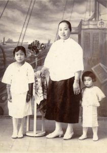 Women and children in “ao-qun” Malang, 1930 KITLV 183820