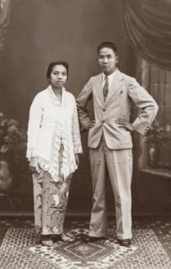 Couple in Western-style suit and "kebaya encim” Jogjakarta, 1930 KITLV 50437