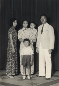 Family from Jogjakarta, females in Shanghai dress and males in Western-style clothing Amsterdam, 1935 KITLV 50439