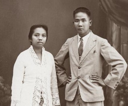 Couple in Western-style suit and "kebaya encim” Jogjakarta, 1930 KITLV 50437