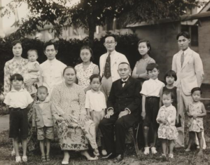 Chinese familie in verschillende kledingstijlen