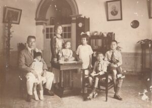 Het gezin van Tjen Djin Tjong en Tan Moy in 1922 in het huis aan de Nieuwe Lembangweg in Bandoeng.