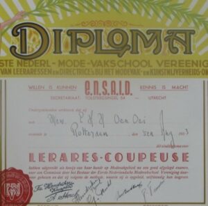 Diploma Lerares-Coupeuse van Edith Oen-Oei, augustus 1953