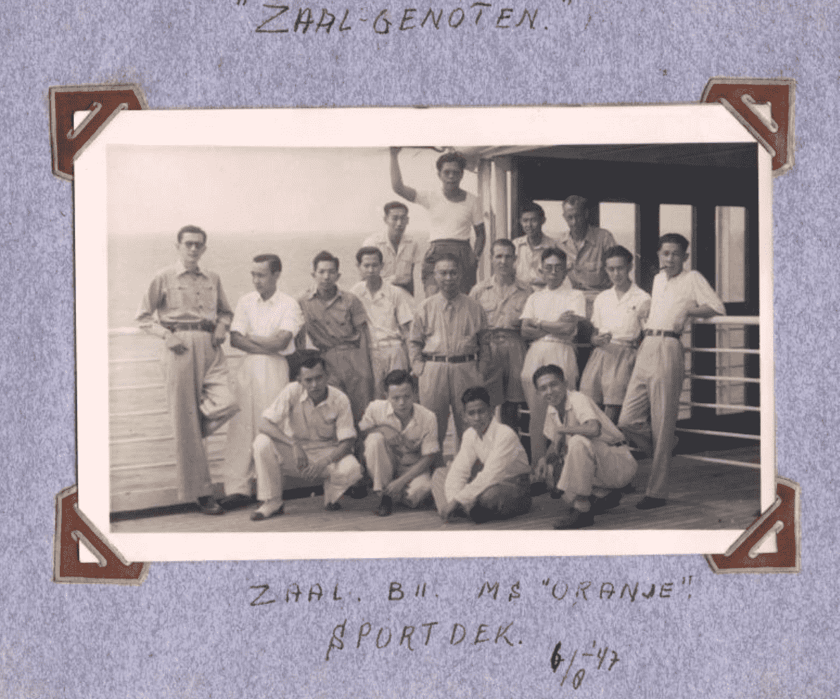 FmV 79 Afbeelding 1 Zaal-genoten hurkend rechts Oey Soey Tjoan